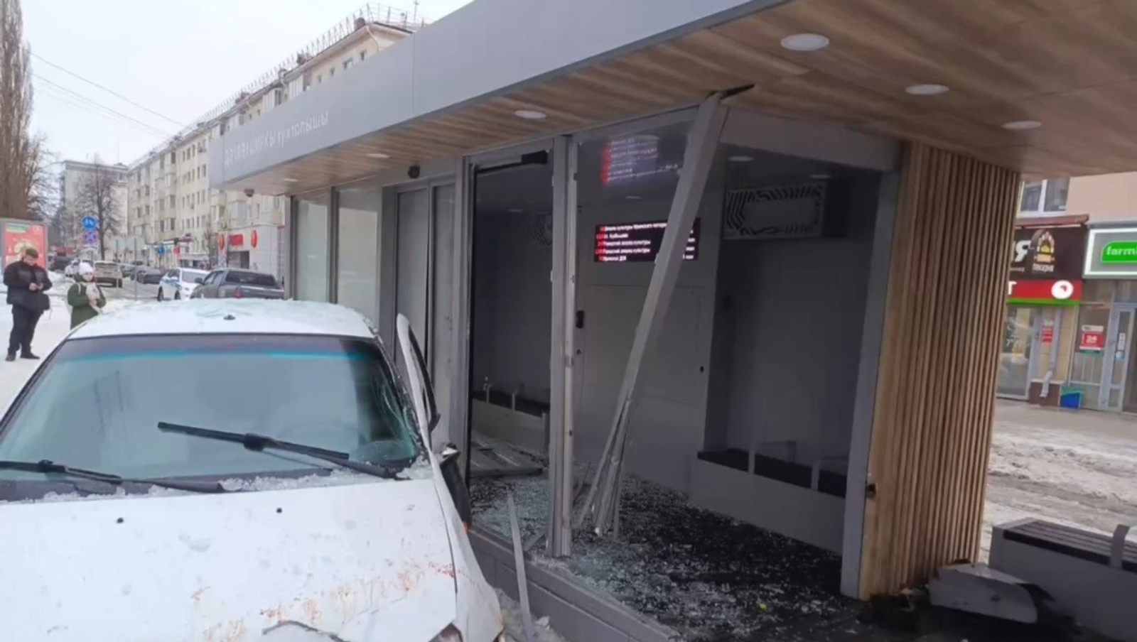 В Уфе восстановлен остановочный павильон «Госцирк», поврежденный в ДТП