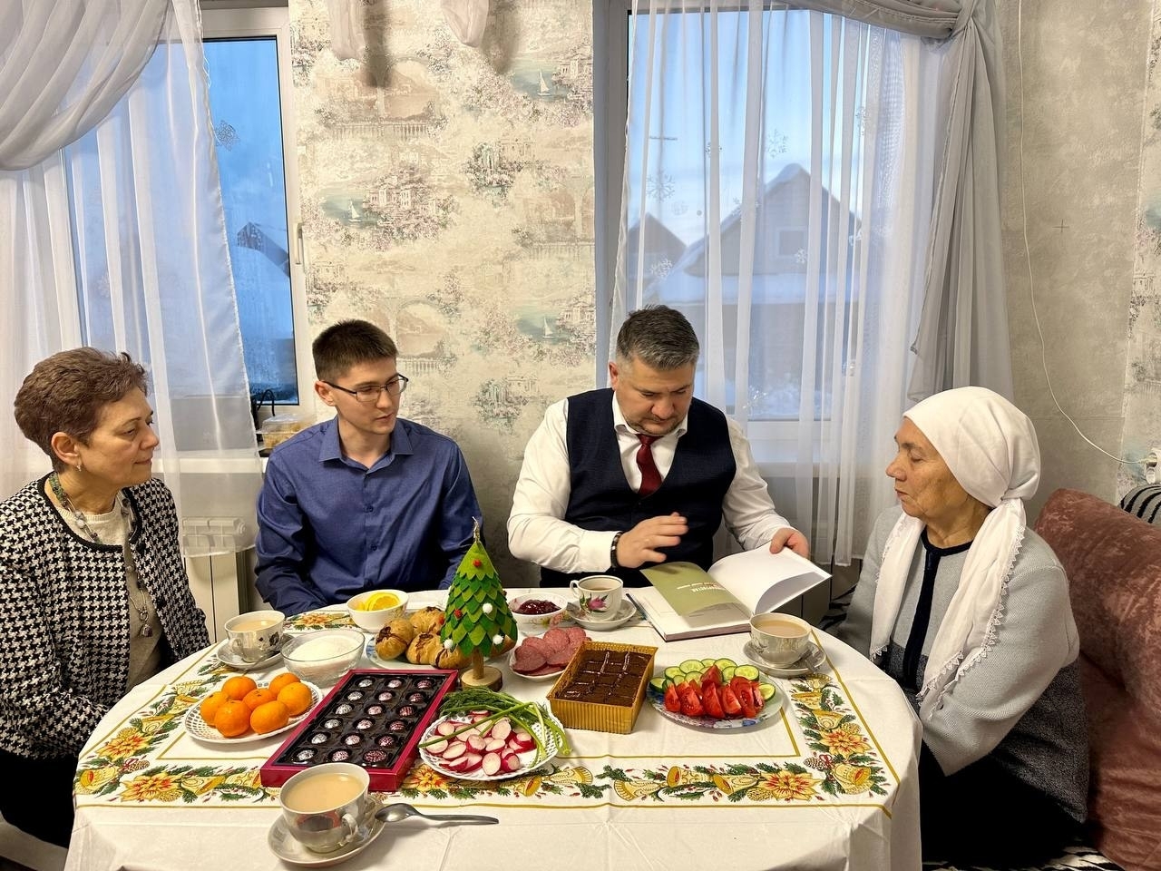 Николай Ельников поздравил семью Героя РФ Ильдара Суфиярова с Новым годом