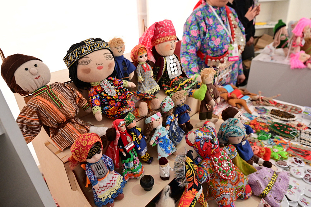 Глава Башкирии ознакомился с экспозициями фестиваля «Айда/Әйҙә играть»