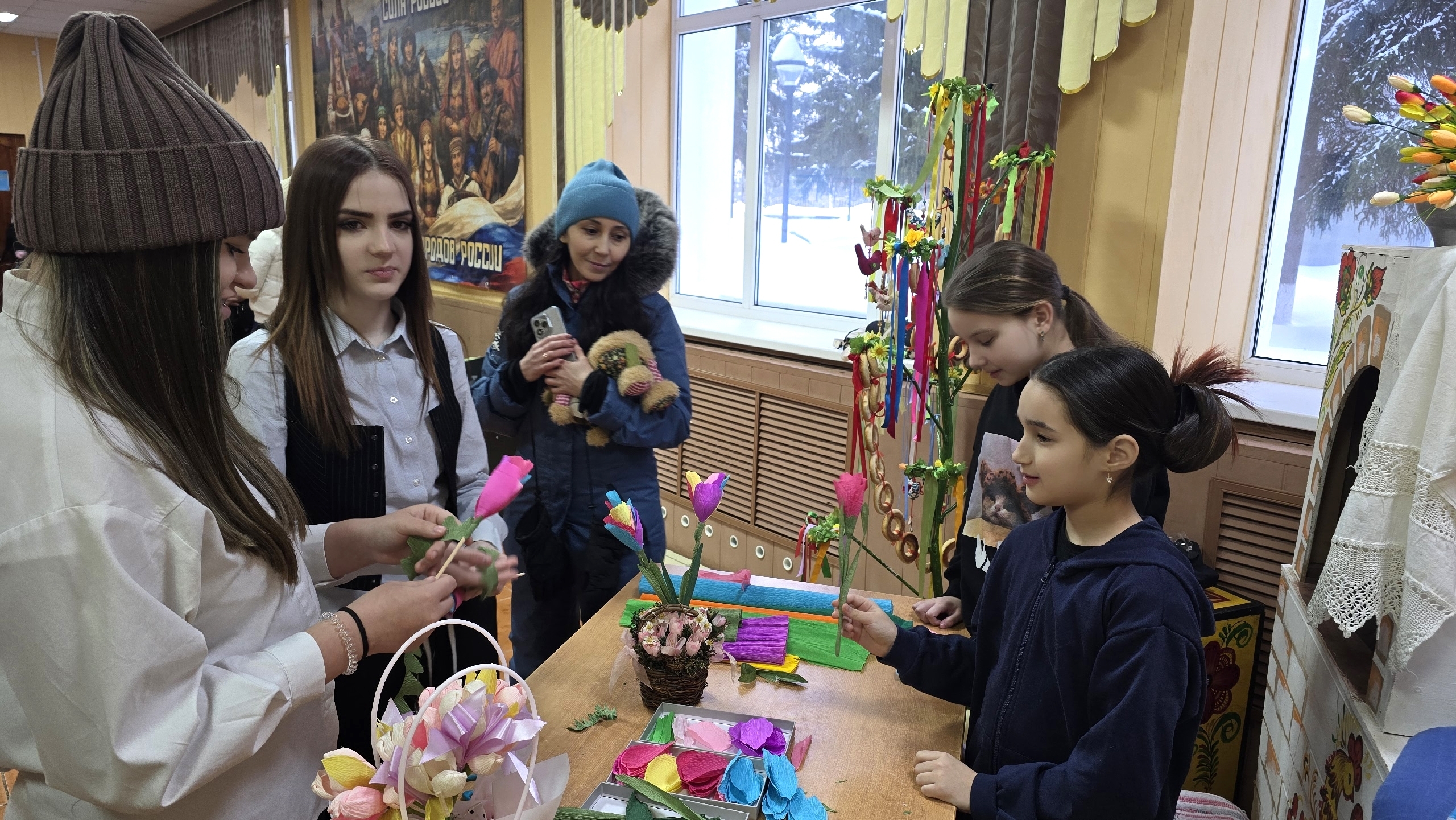 В Михайловском ДК прошел мастер-класс по созданию весенних цветов из бумаги