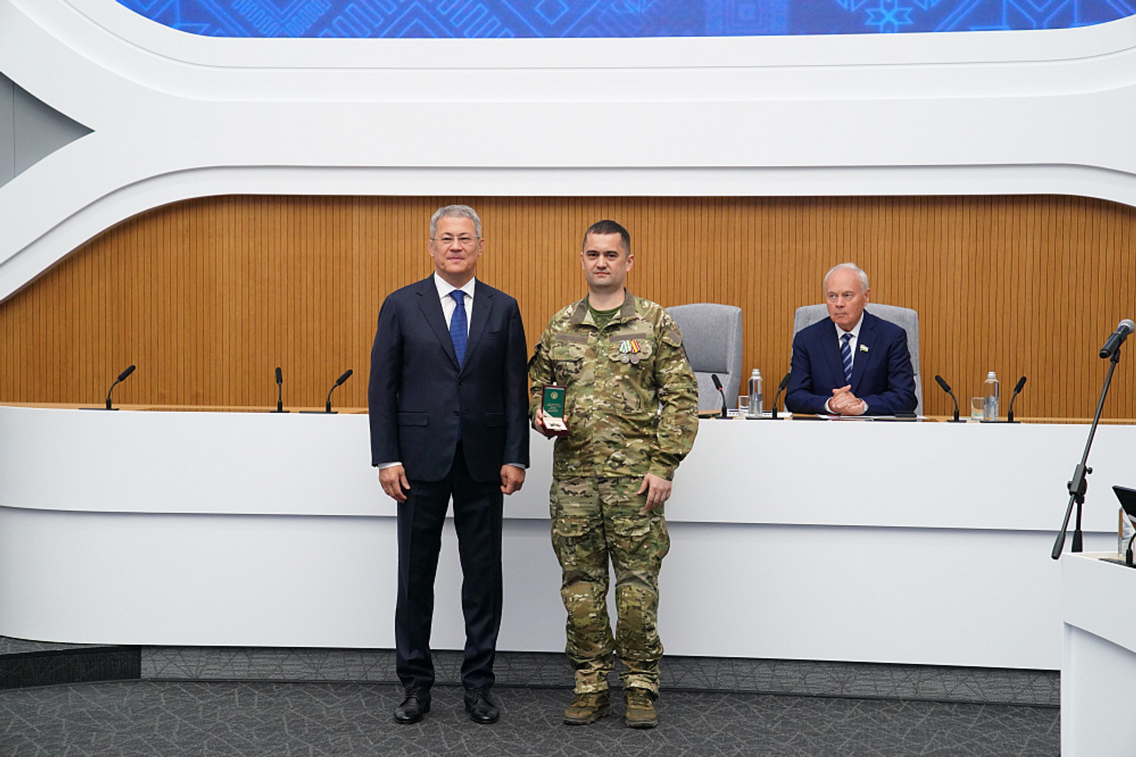 Радий Хабиров вручил награды героям СВО из Башкирии