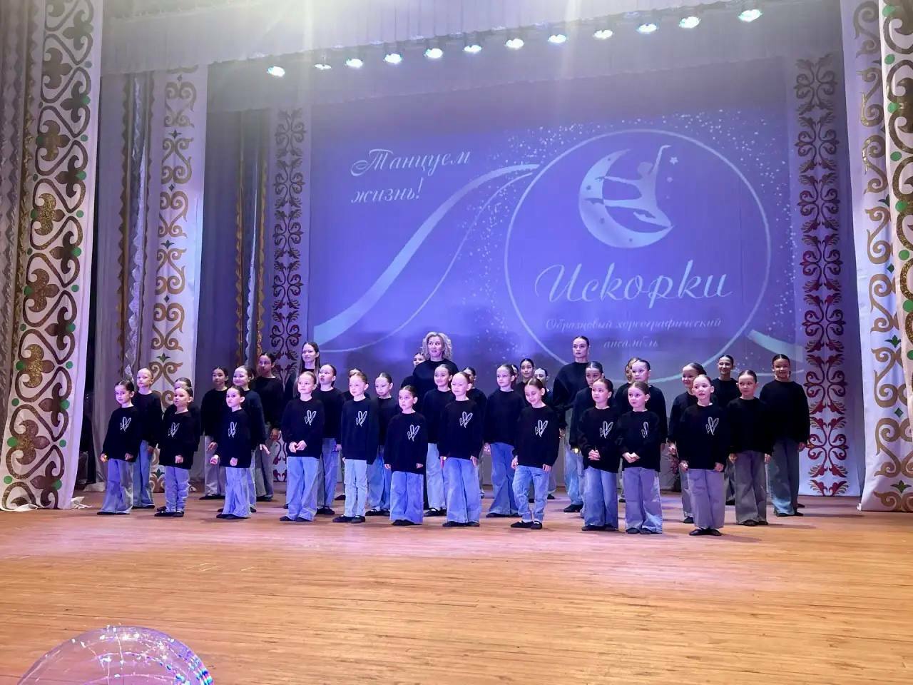 В селе Дмитриевка прошло отчетное выступление ансамбля «Искорки»