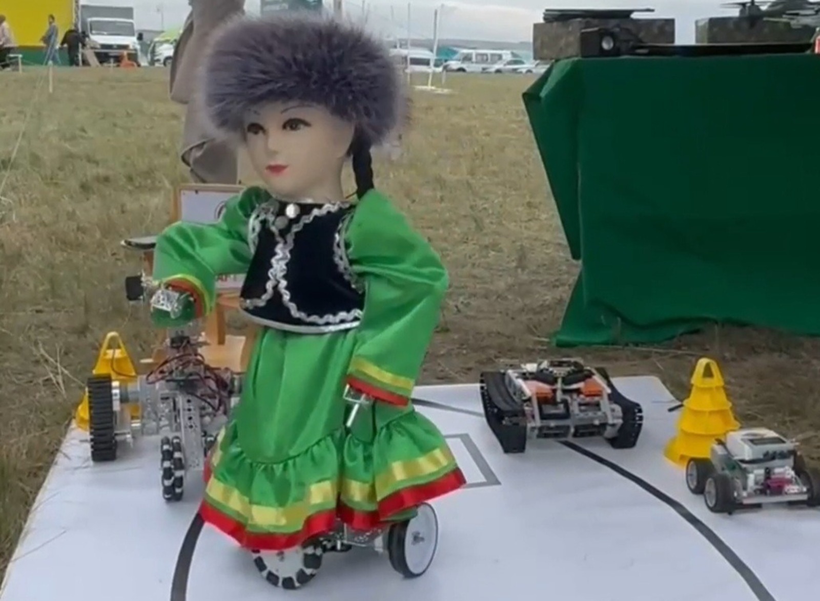 На ритайым фестиваля «Башкорт аты» гостей приглашает девушка-робот Тимербикэ