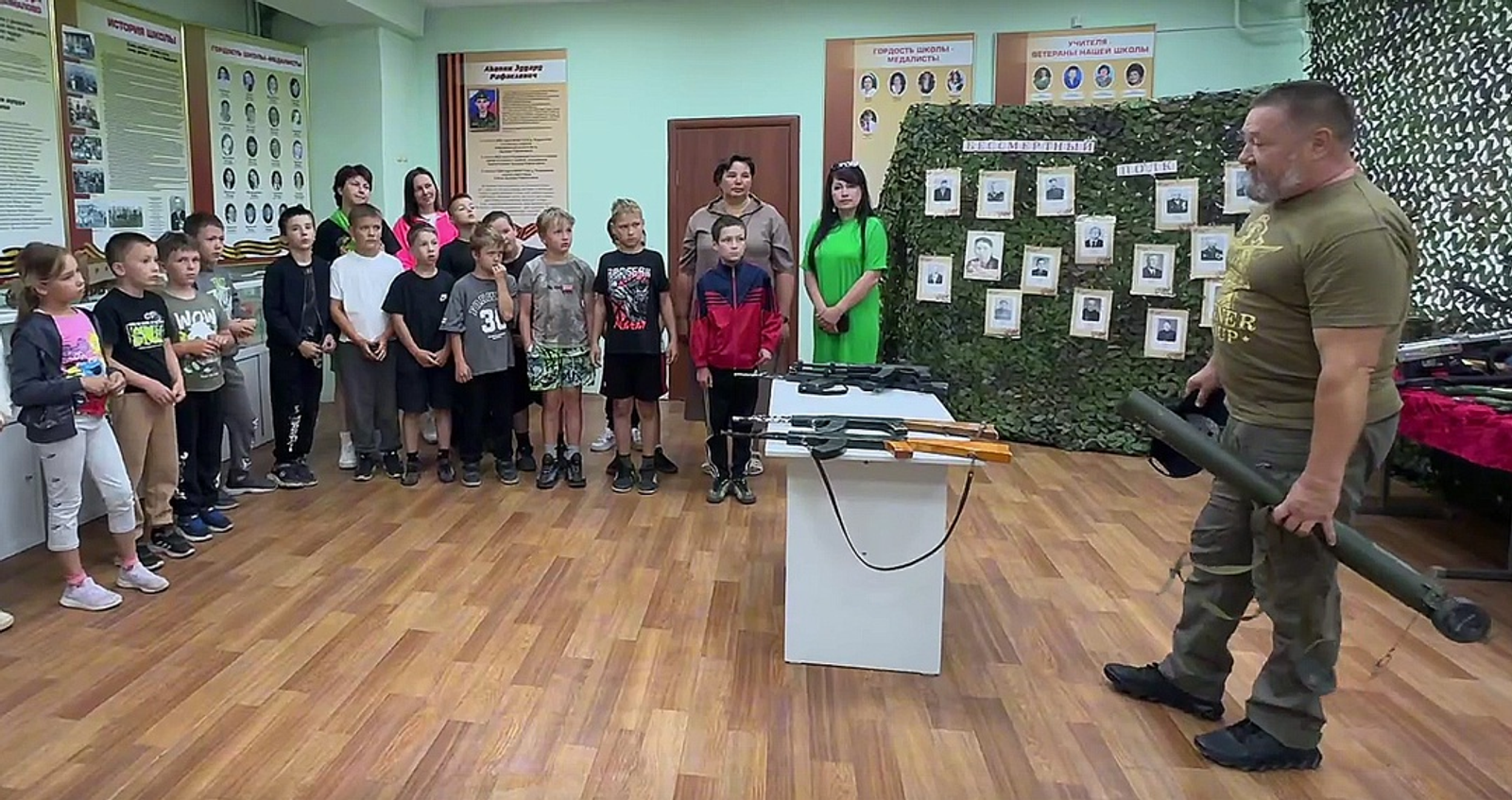 «Дед Майор» передал трофейный гранатомёт школьному музею в Уфимском районе