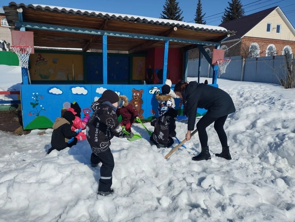 В Михайловке провели весеннюю уборку: на субботник вышли всем селом