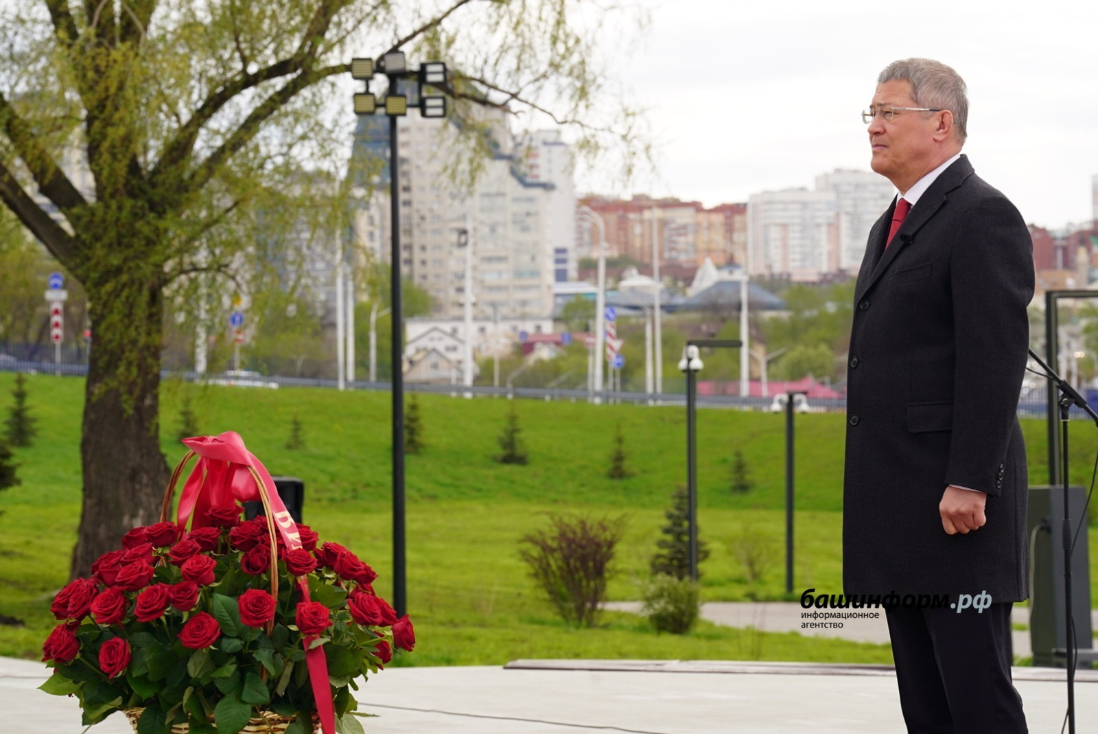 Радий Хабиров возложил цветы к стеле «Уфа — город трудовой доблести»