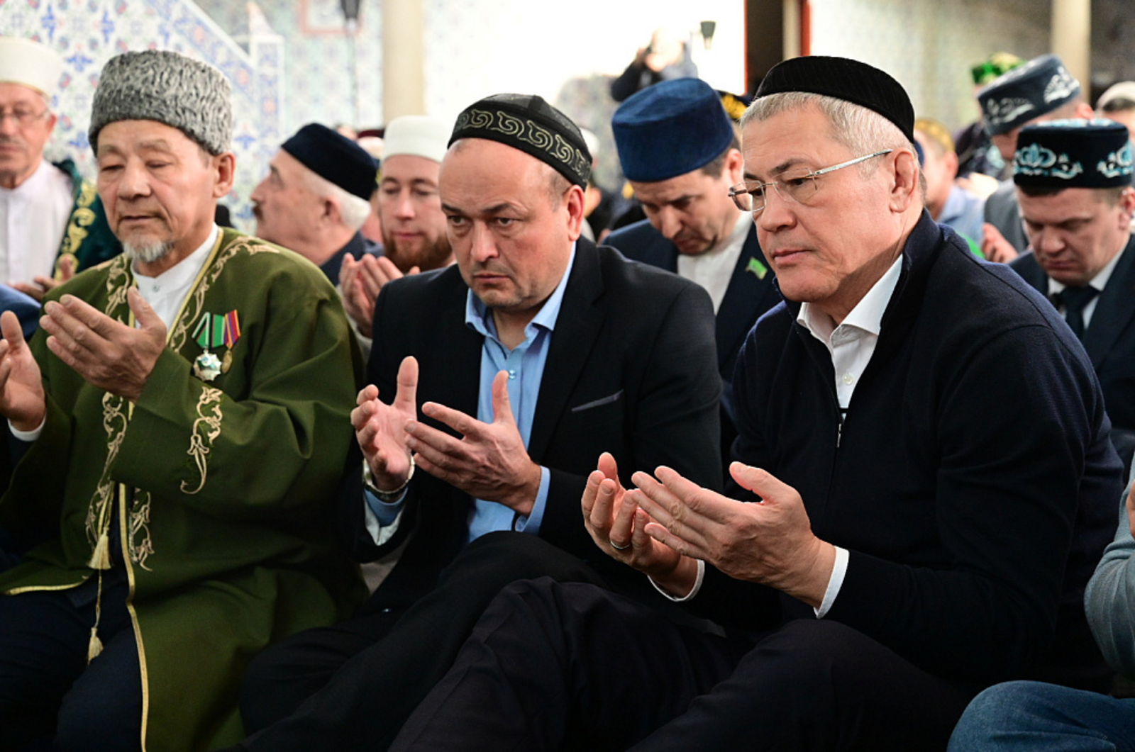 Радий Хабиров присоединился к коллективному намазу в мечети «Ляля-Тюльпан»