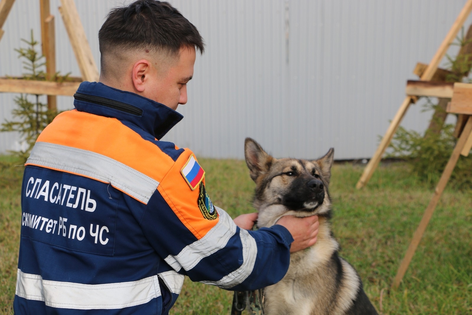 В МЧС появился пушистый герой спасателей – пес Лаки