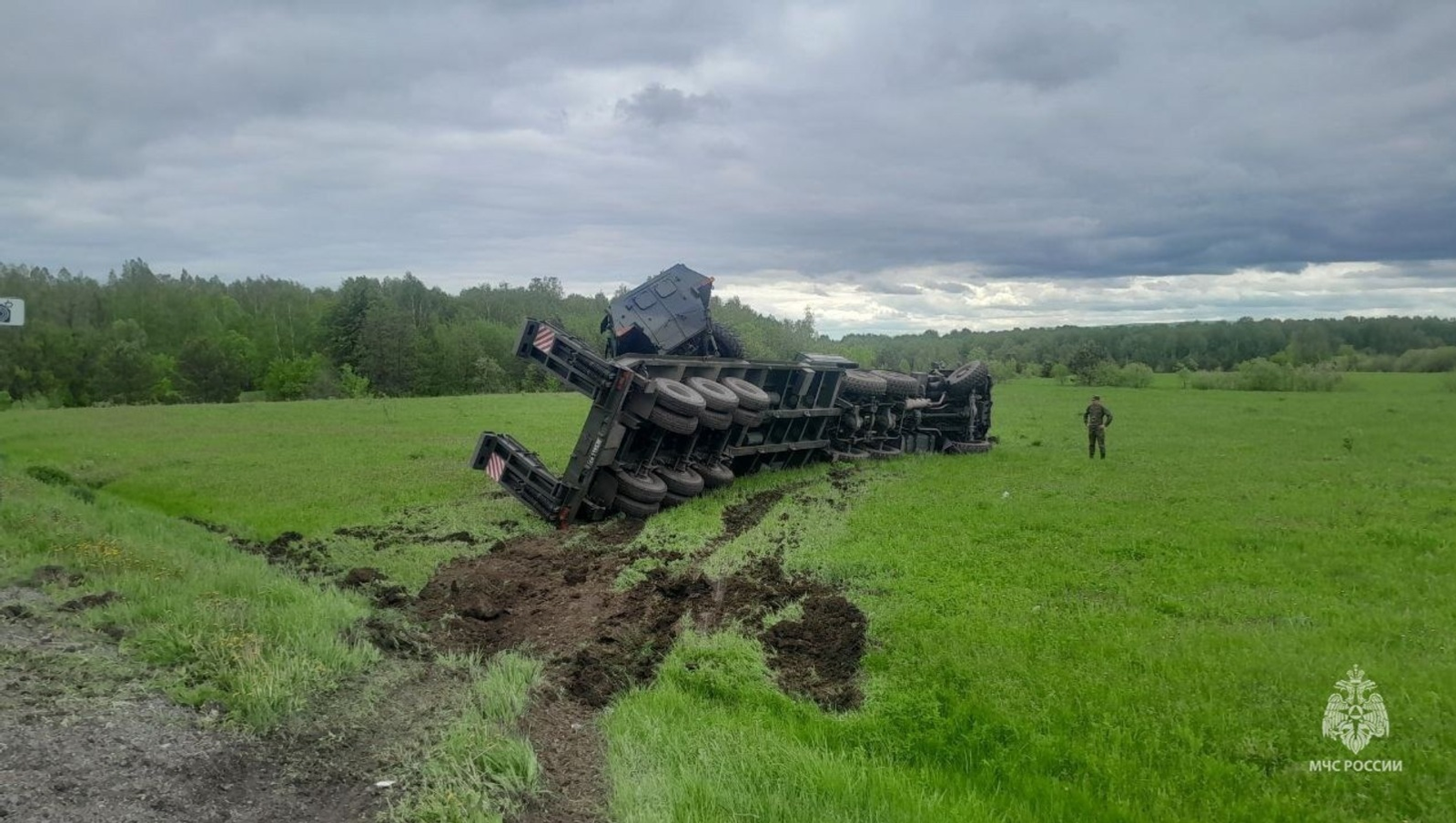 На трассе М-5 в Башкирии опрокинулся грузовик с трофейной техникой НАТО