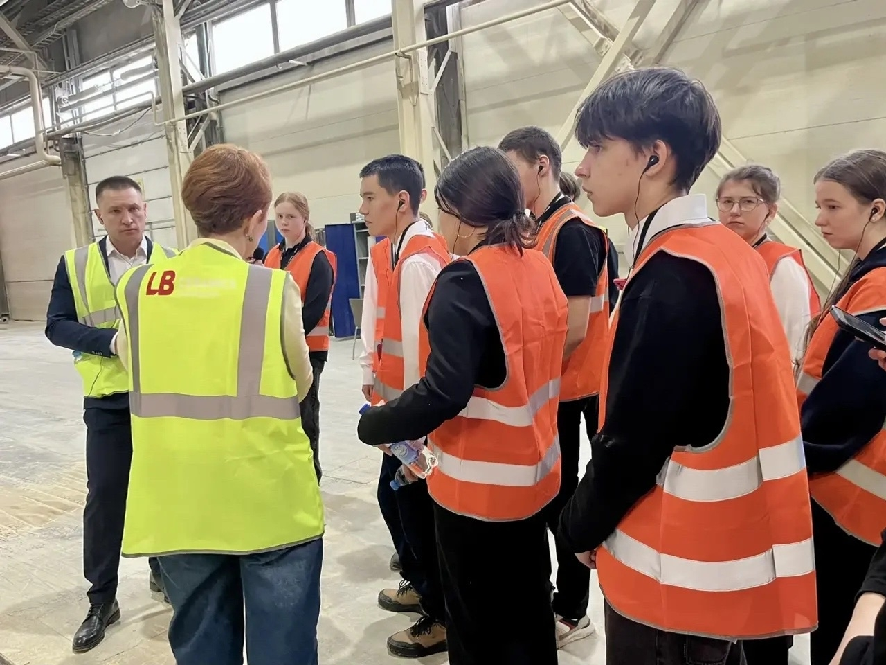 Школьники Уфимского района побывали на заводе керамической плитки