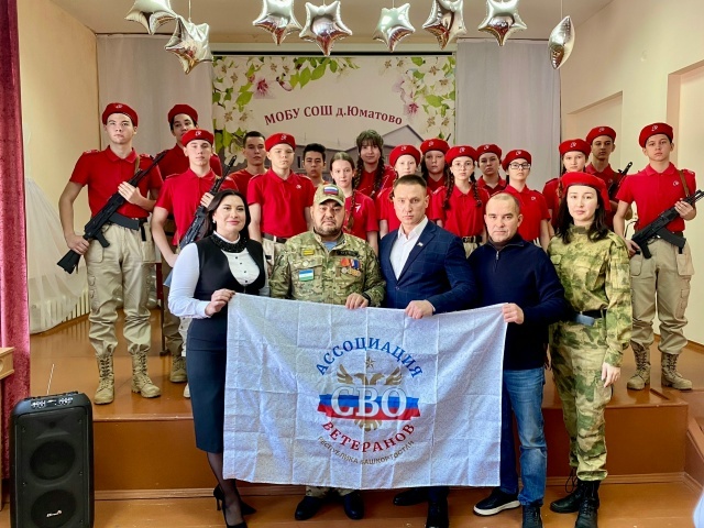 В школе Уфимского района открыли «Парту Героя» в честь выпускников-защитников