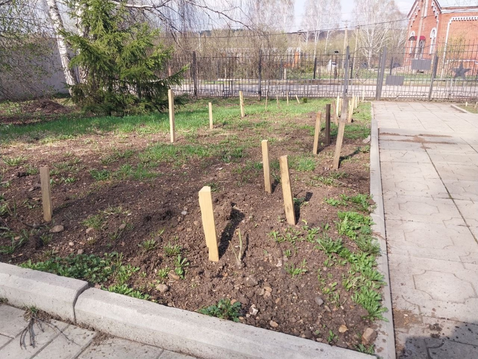 В Русском Юрмаше школьники превратили территорию школы в цветущий «город-сад»