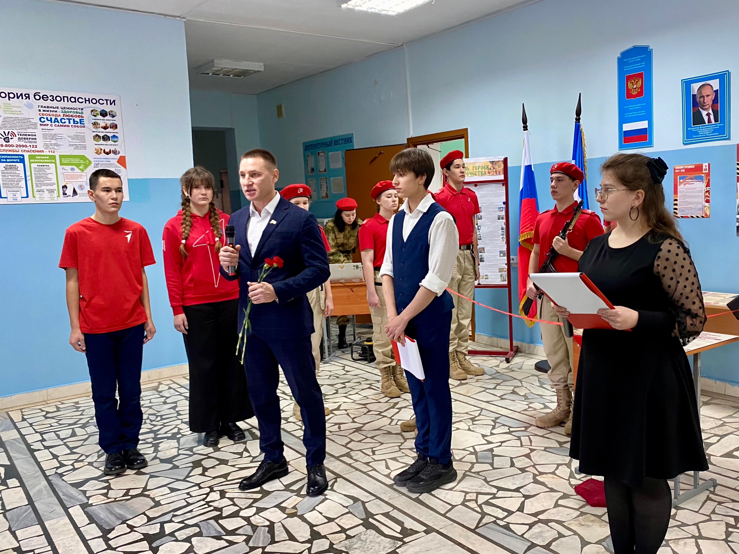 В школе Уфимского района открыли «Парту Героя» в честь выпускников-защитников