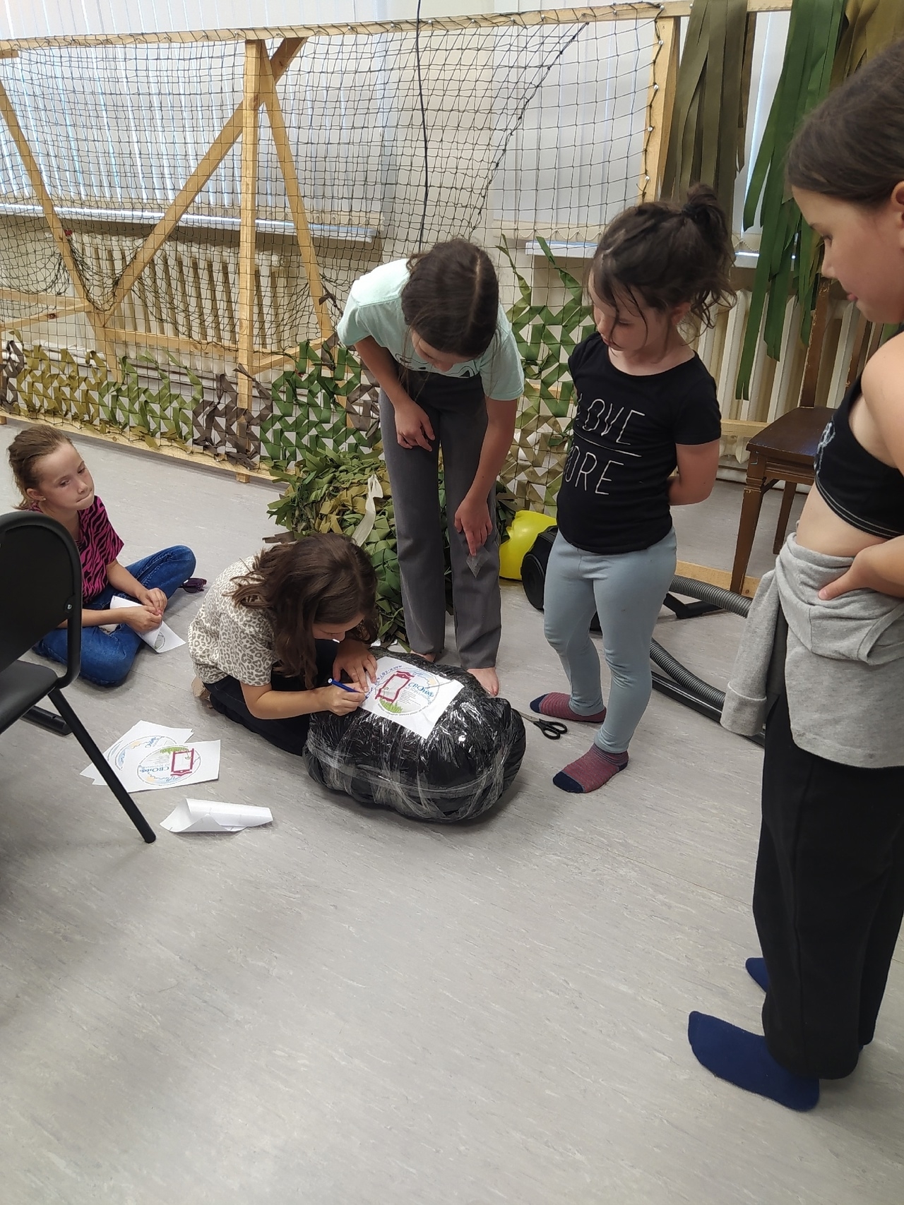 Юные добровольцы из Русского Юрмаша помогают собирать маскировочные сети для бой