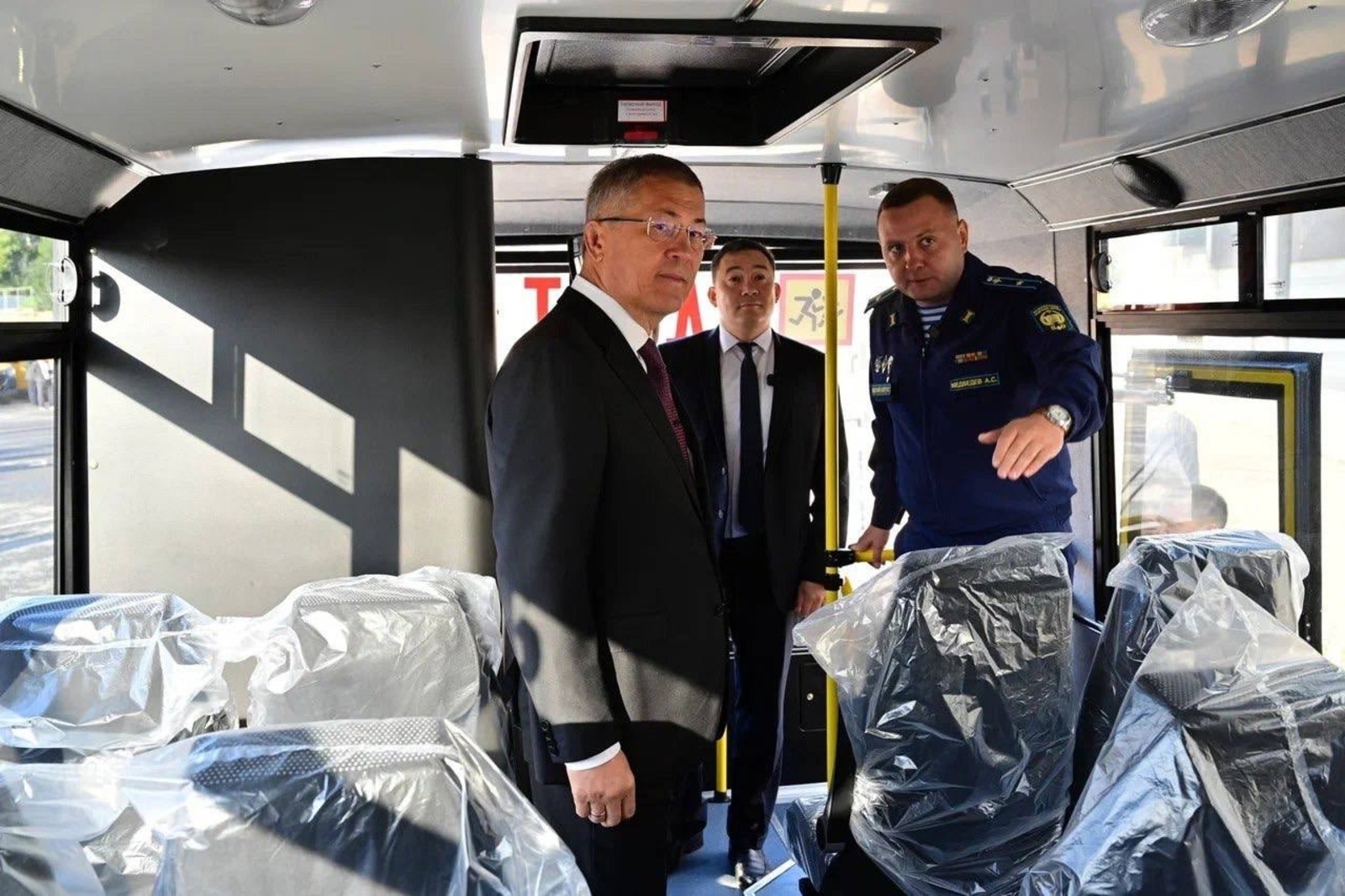 Радий Хабиров передал Уфимскому району ключи от 15 школьных автобусов