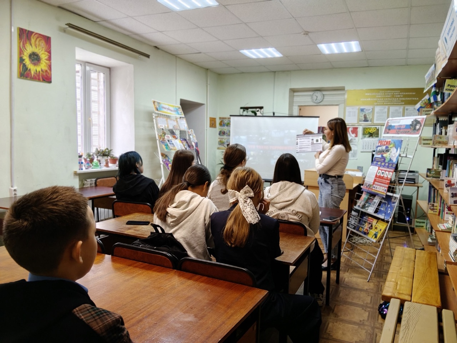 В библиотеке села Михайловка прошел информационный час «Мир против терроризма»