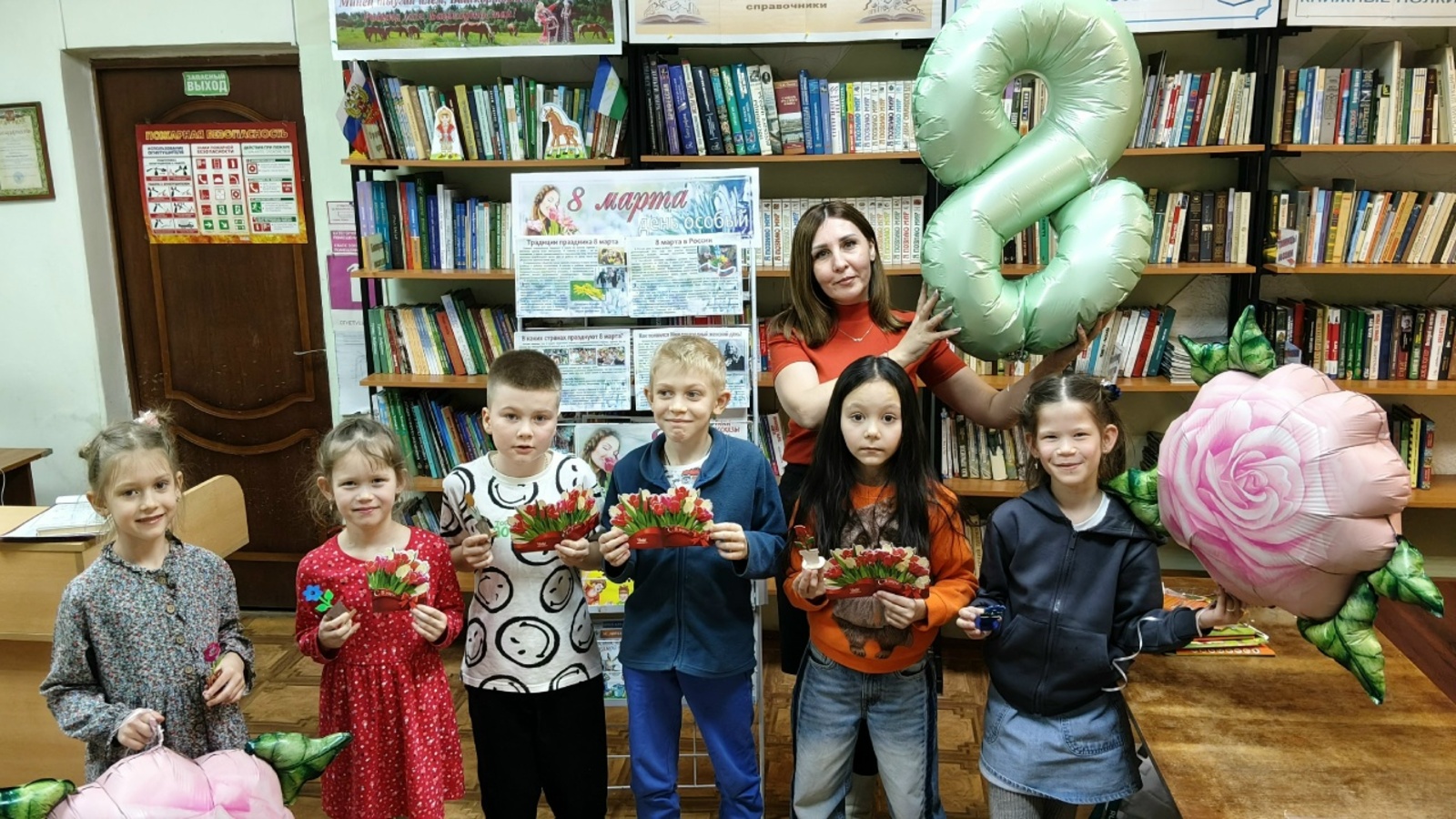 В библиотеке села Михайловка дети изготовили праздничные открытки для мам