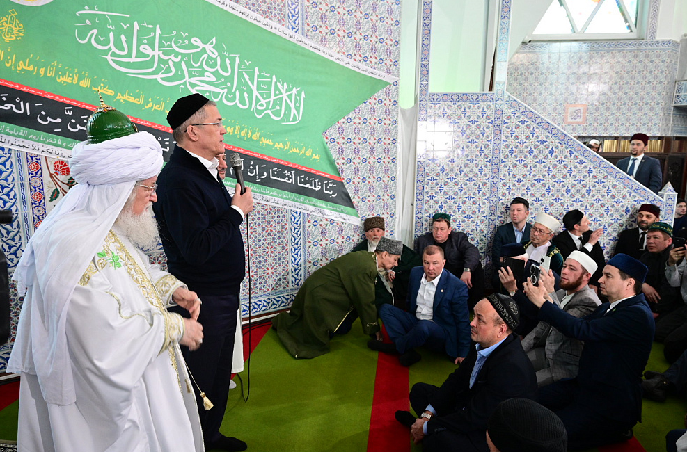 Радий Хабиров присоединился к коллективному намазу в мечети «Ляля-Тюльпан»