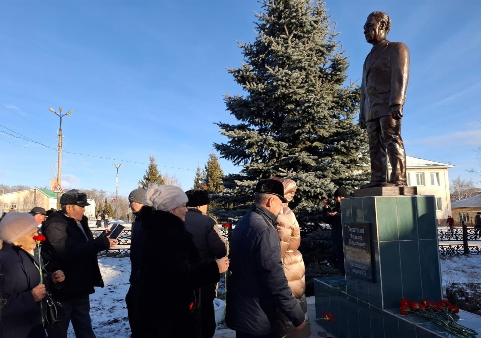 В Абзелиловском районе Башкирии открыли памятник прославленному земляку