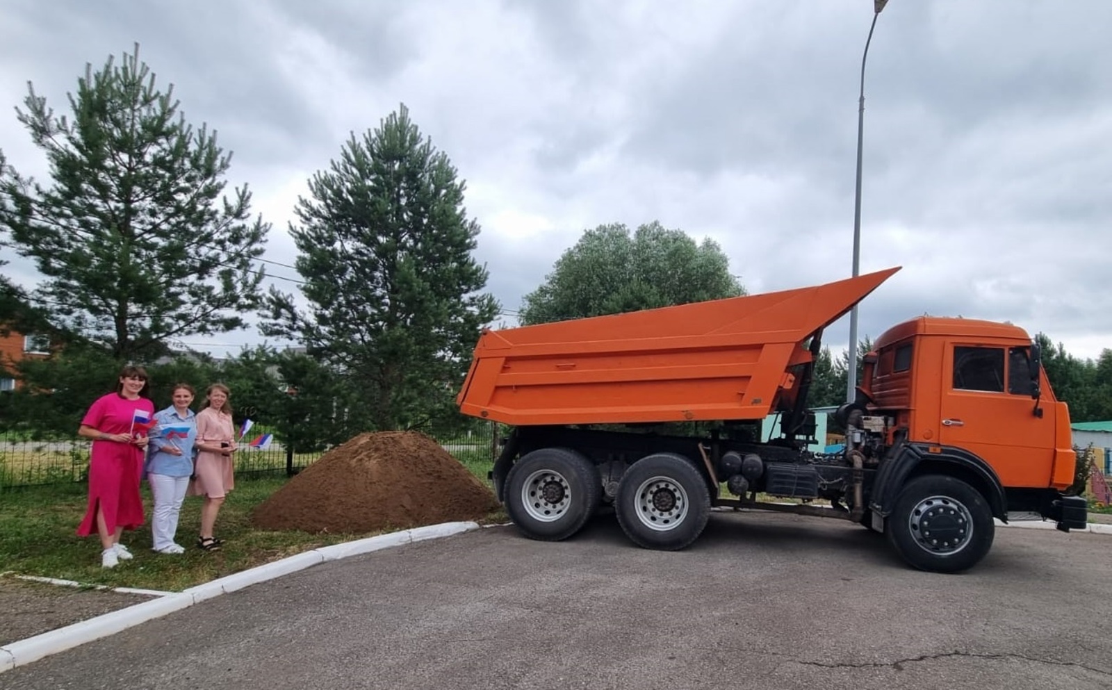 В Уфе обработали дороги и тротуары противогололедными материалами