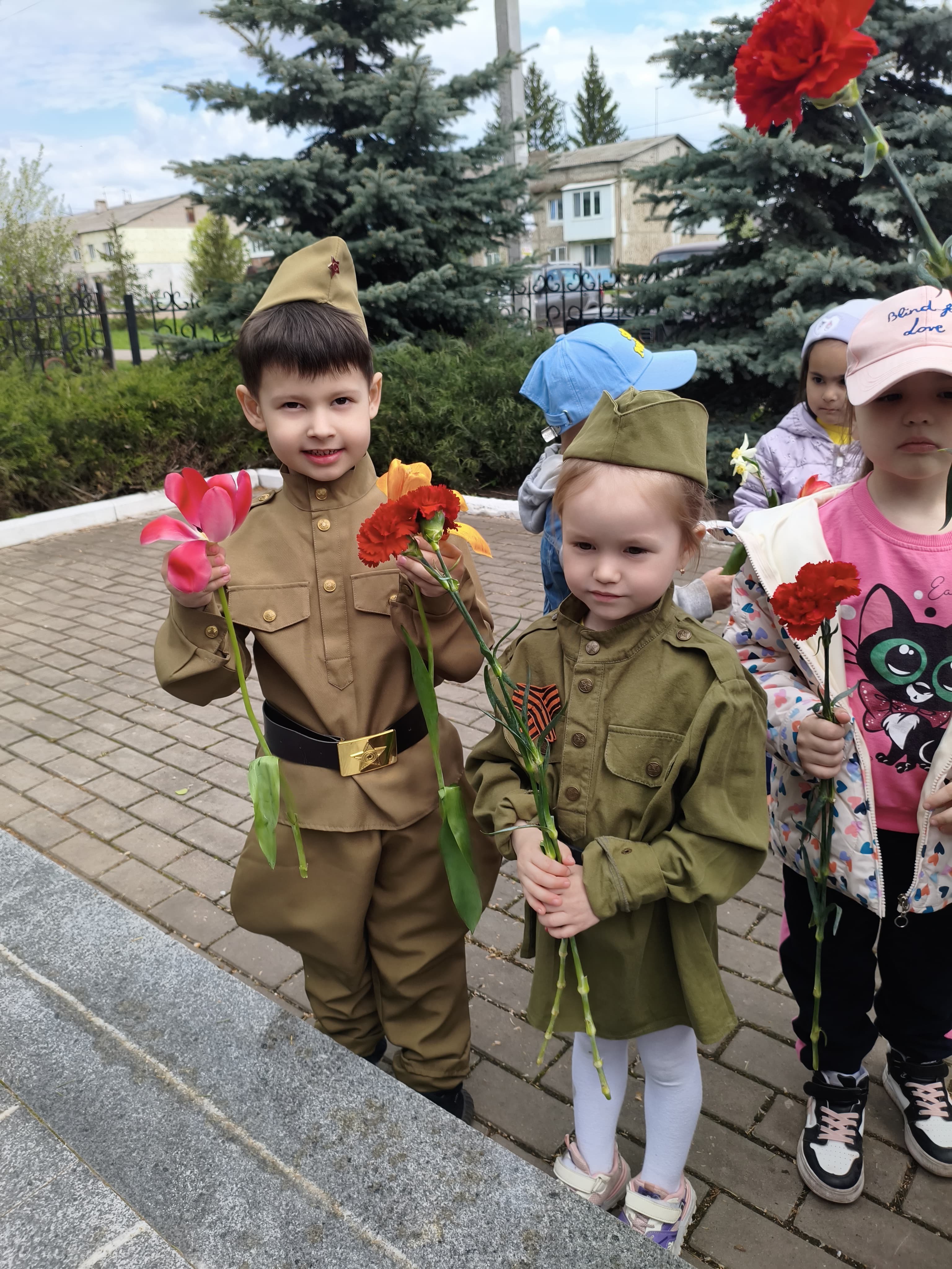 Маленькие патриоты Уфимского района возложили цветы к мемориалу