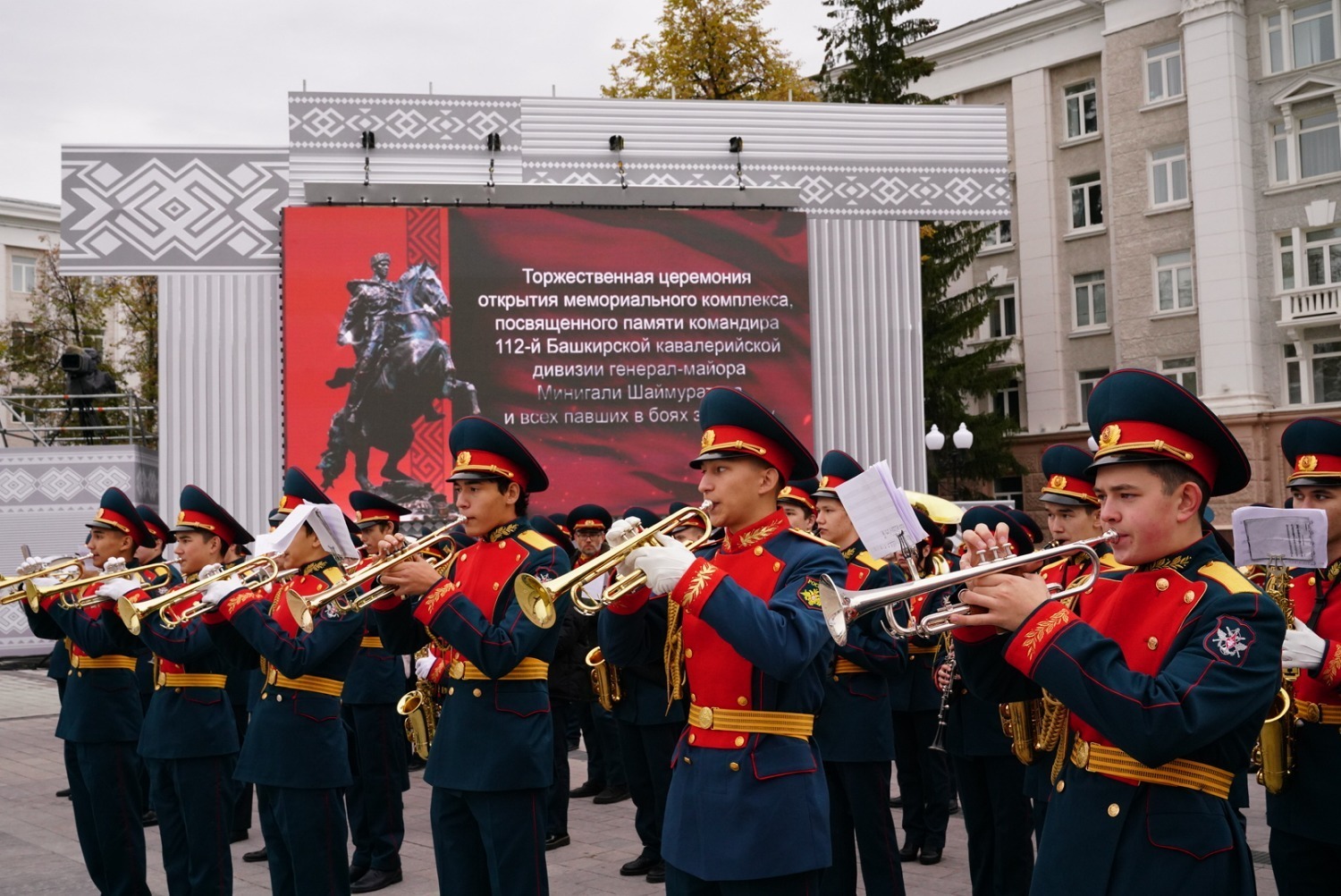 В День республики в Уфе открыли памятник Герою России Минигали Шаймуратову