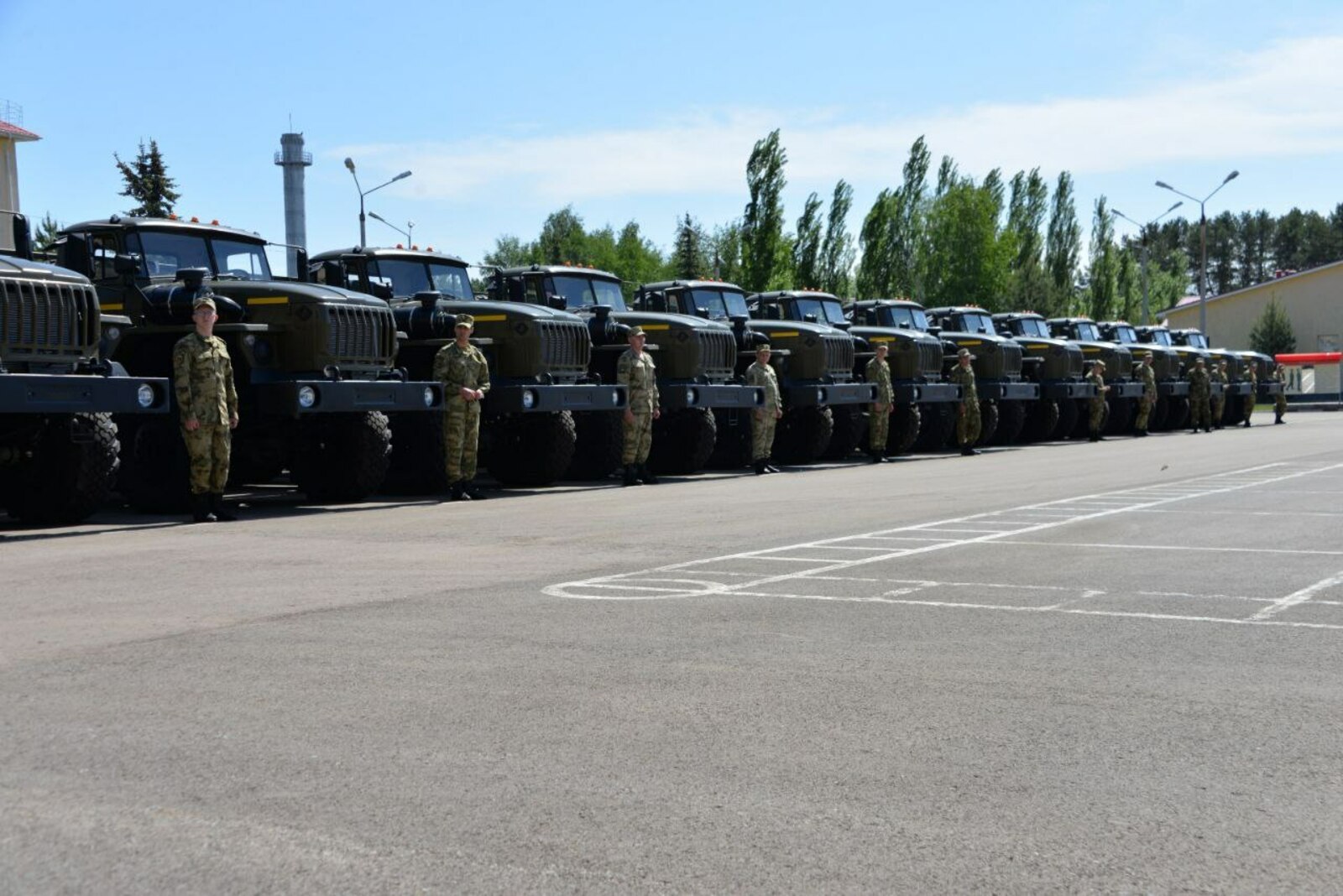 Бойцам батальона Салавата Юлаева передали 15 машин «Урал» из Башкирии