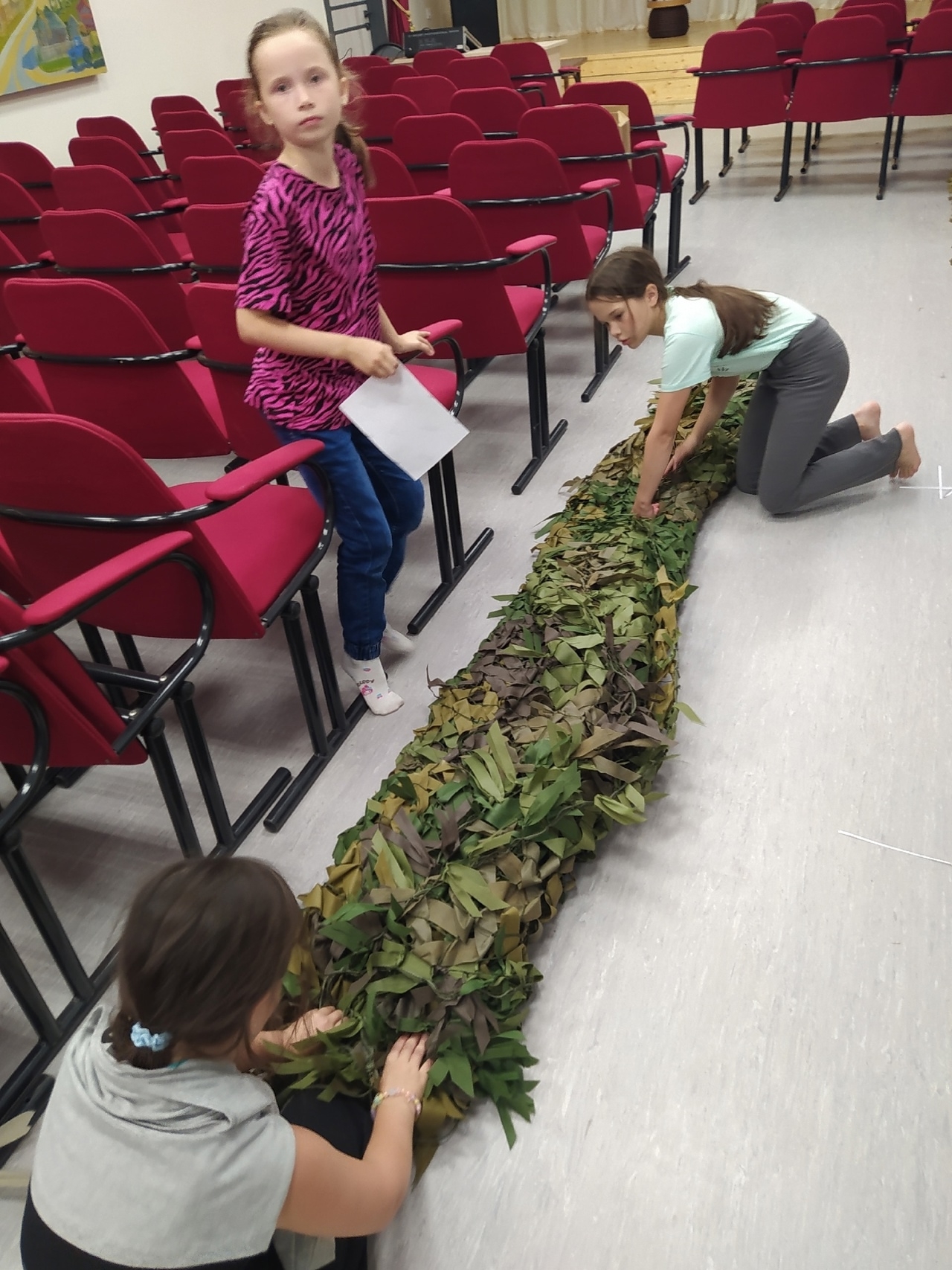 Юные добровольцы из Русского Юрмаша помогают собирать маскировочные сети для бой