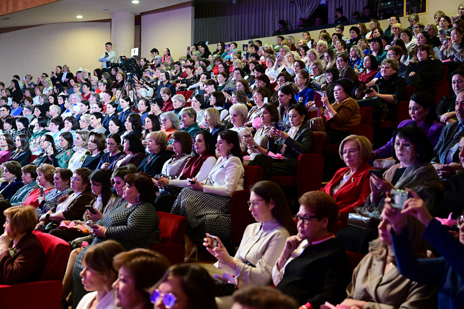 Глава Башкирии поздравил жительниц республики с Международным женским днём