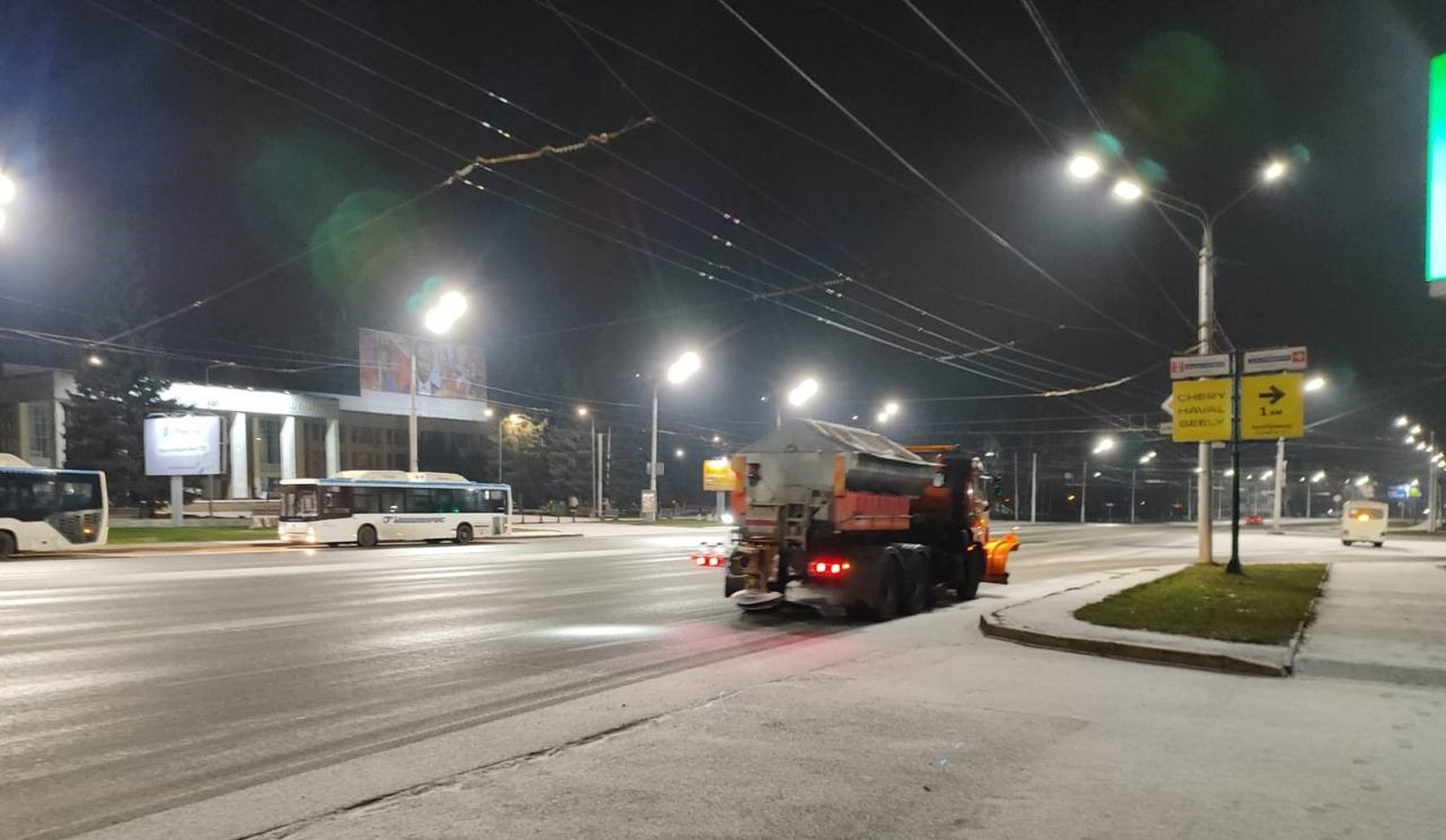 Уфа активно борется со снегом и гололедом