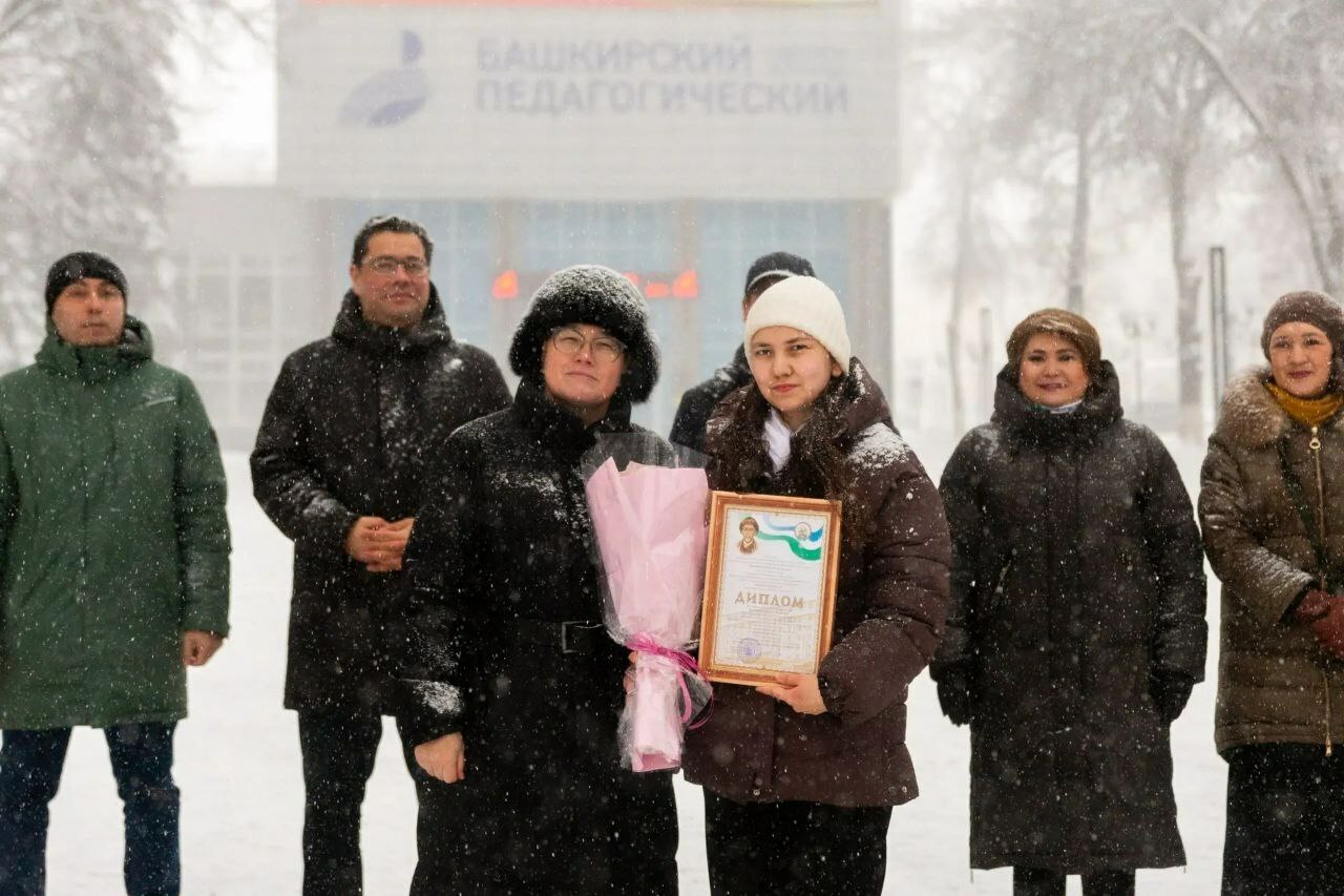 В Уфе возложили цветы к памятнику Акмулле в День башкирского языка