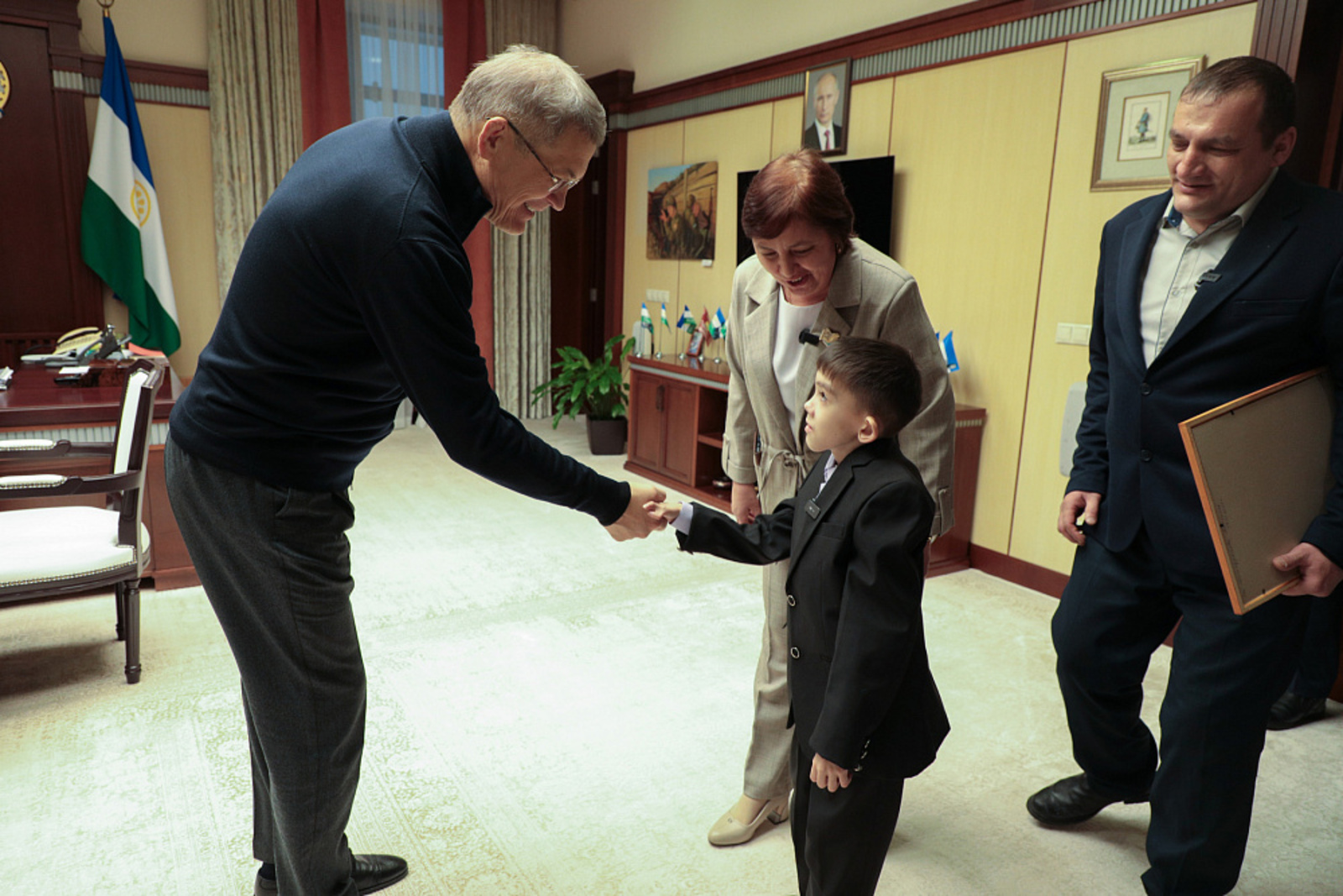 Школьники из Башкирии посетили рабочий кабинет Радия Хабирова