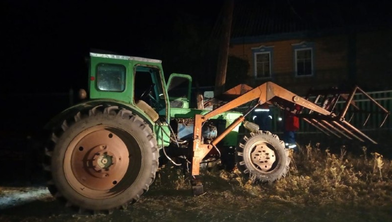 В Башкирии пьяный угонщик трактора врезался в столб и сбежал
