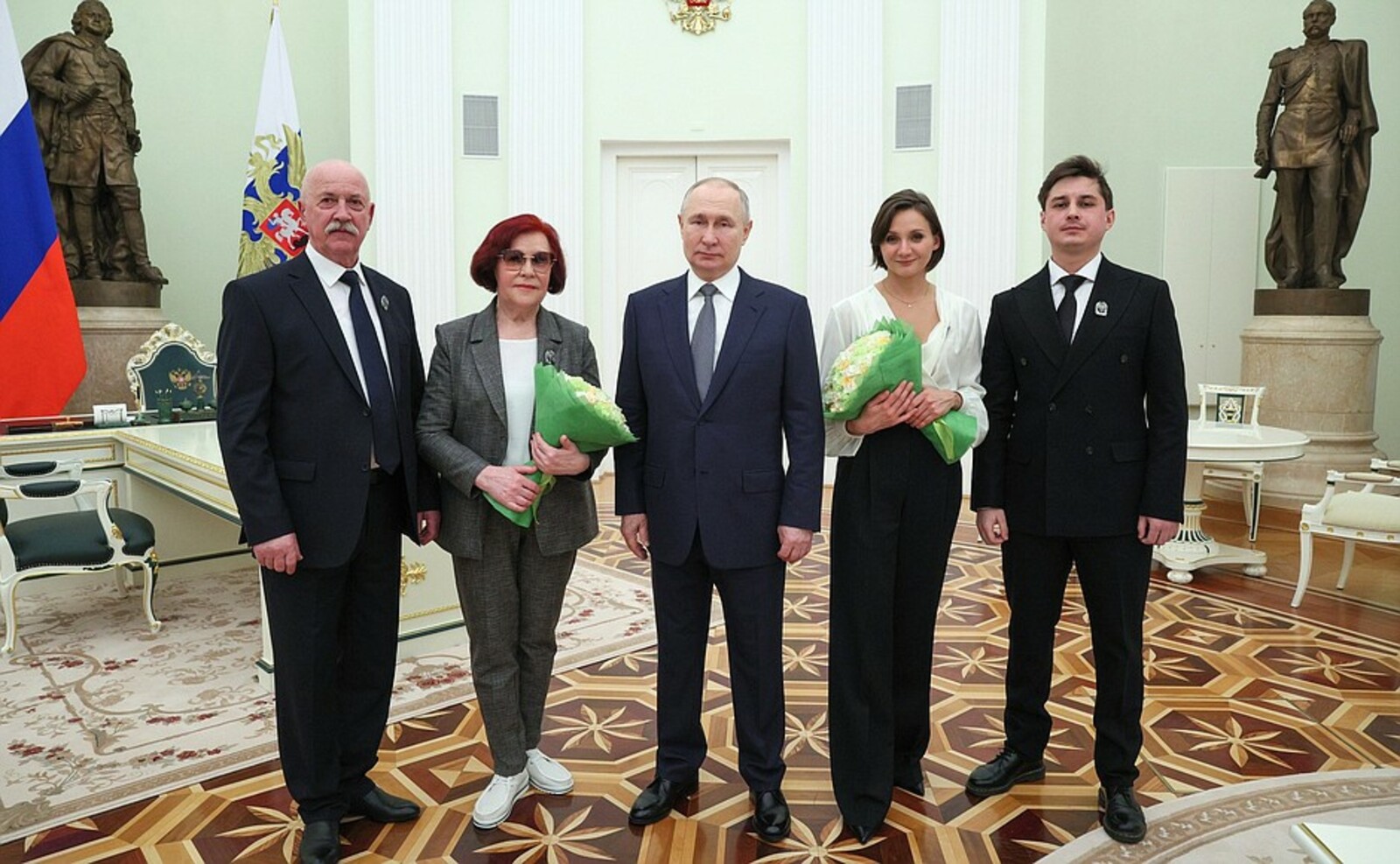 Путин вручил премии молодым деятелям культуры и авторам произведений для детей
