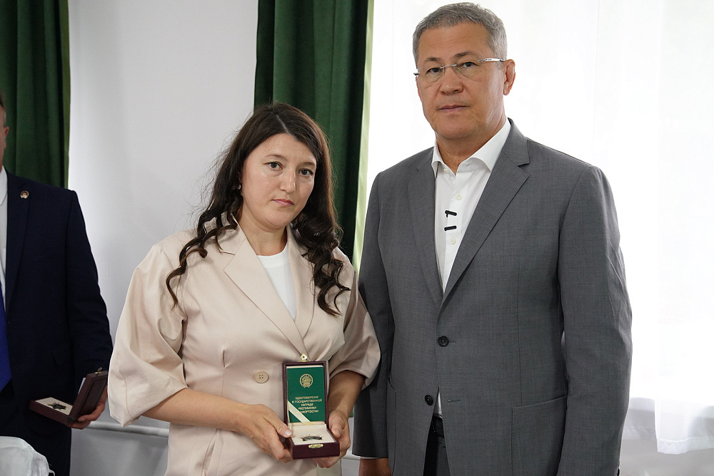 Радий Хабиров вручил ордена генерала Шаймуратова семьям погибших героев СВО