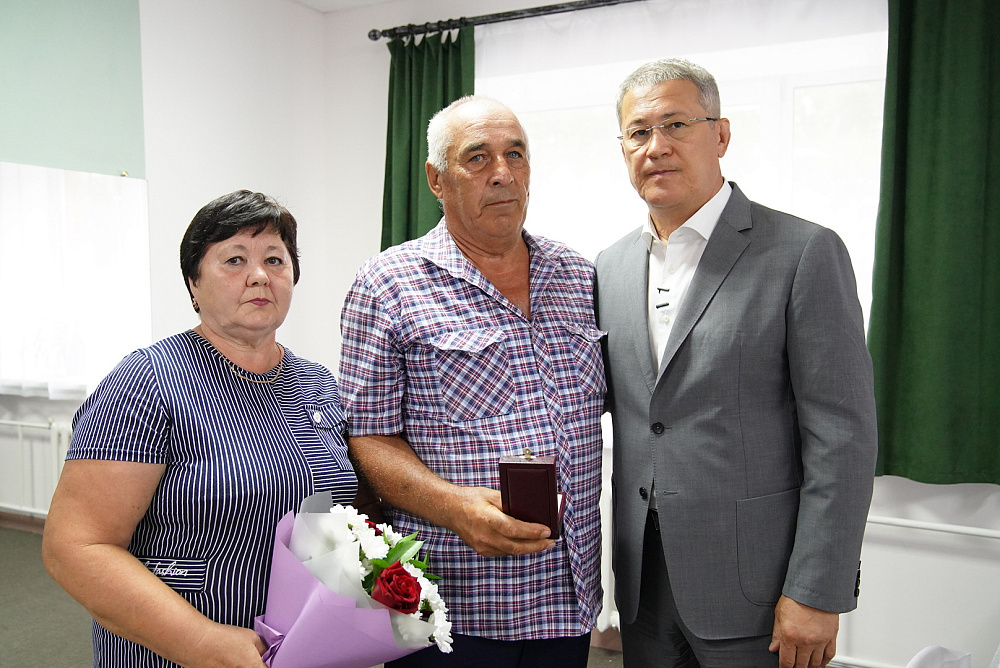 Радий Хабиров вручил ордена генерала Шаймуратова семьям погибших героев СВО