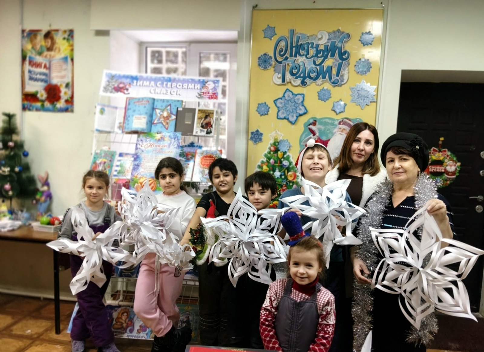 В Михайловской библиотеке прошёл творческий мастер-класс «Чудо снежинка»