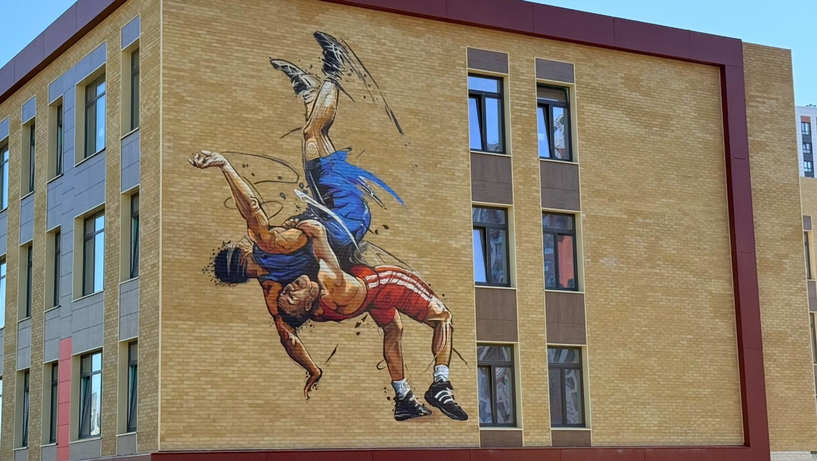 Фасад школы в уфимском микрорайоне Глумилино украсили тематическим граффити