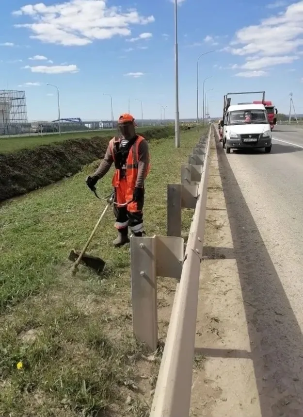 В Уфимском районе начался сезонный покос сорной травы