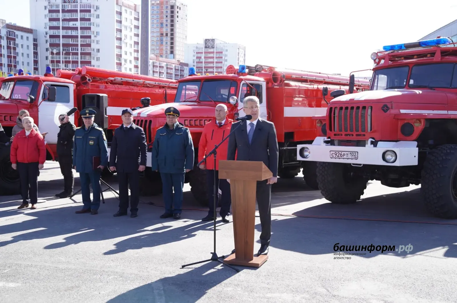 Глава Башкирии вручил пожарным новую технику
