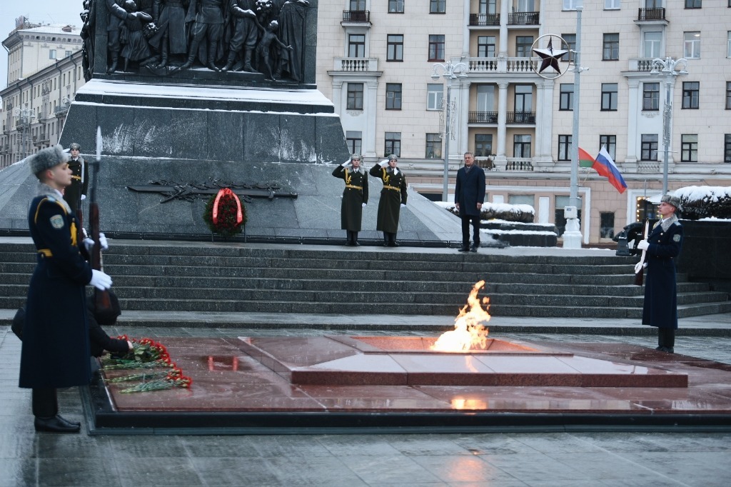 Глава Башкирии Радий Хабиров в Минске возложил венок к монументу Победы