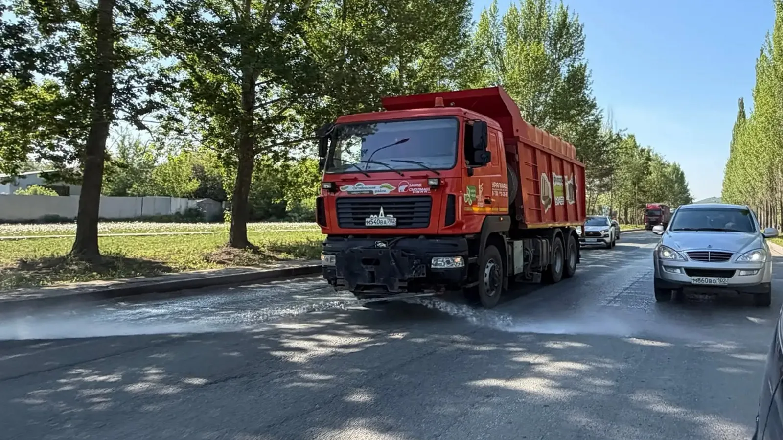 В Уфе усилили полив дорог и зелёных зон из-за жары