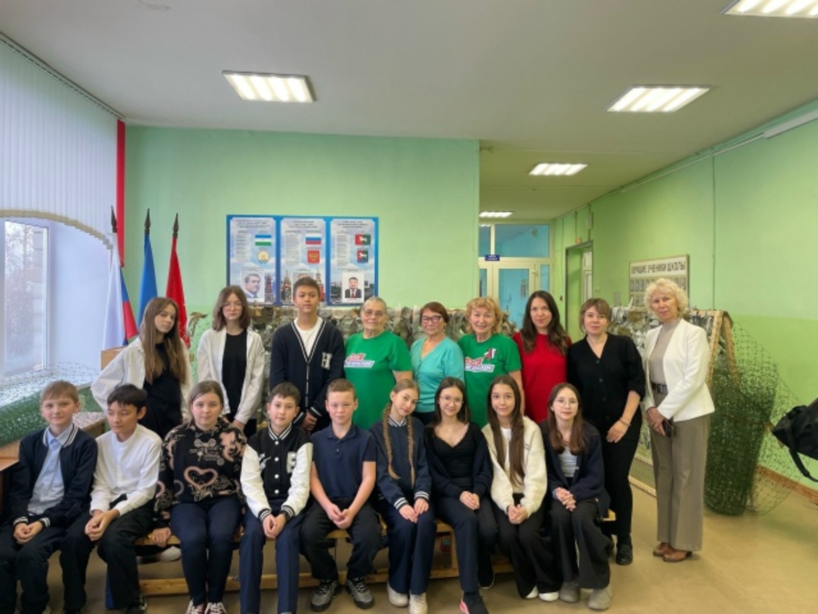 Ученики ЦО «Знание» села Зубово связали маскировочные сети для участников СВО