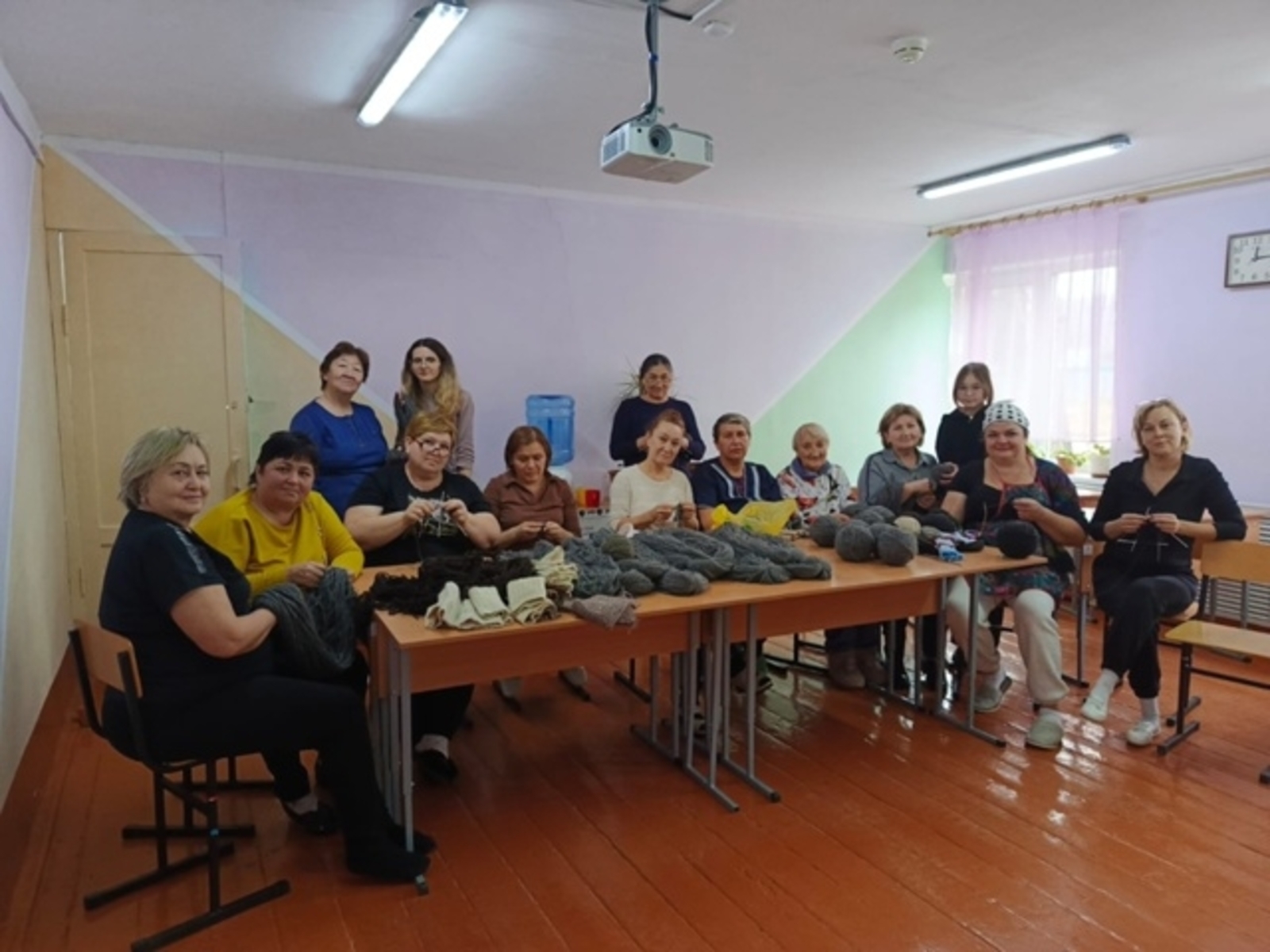 В селе Кумлекуль прошёл мастер-класс по вязанию носков для участников СВО