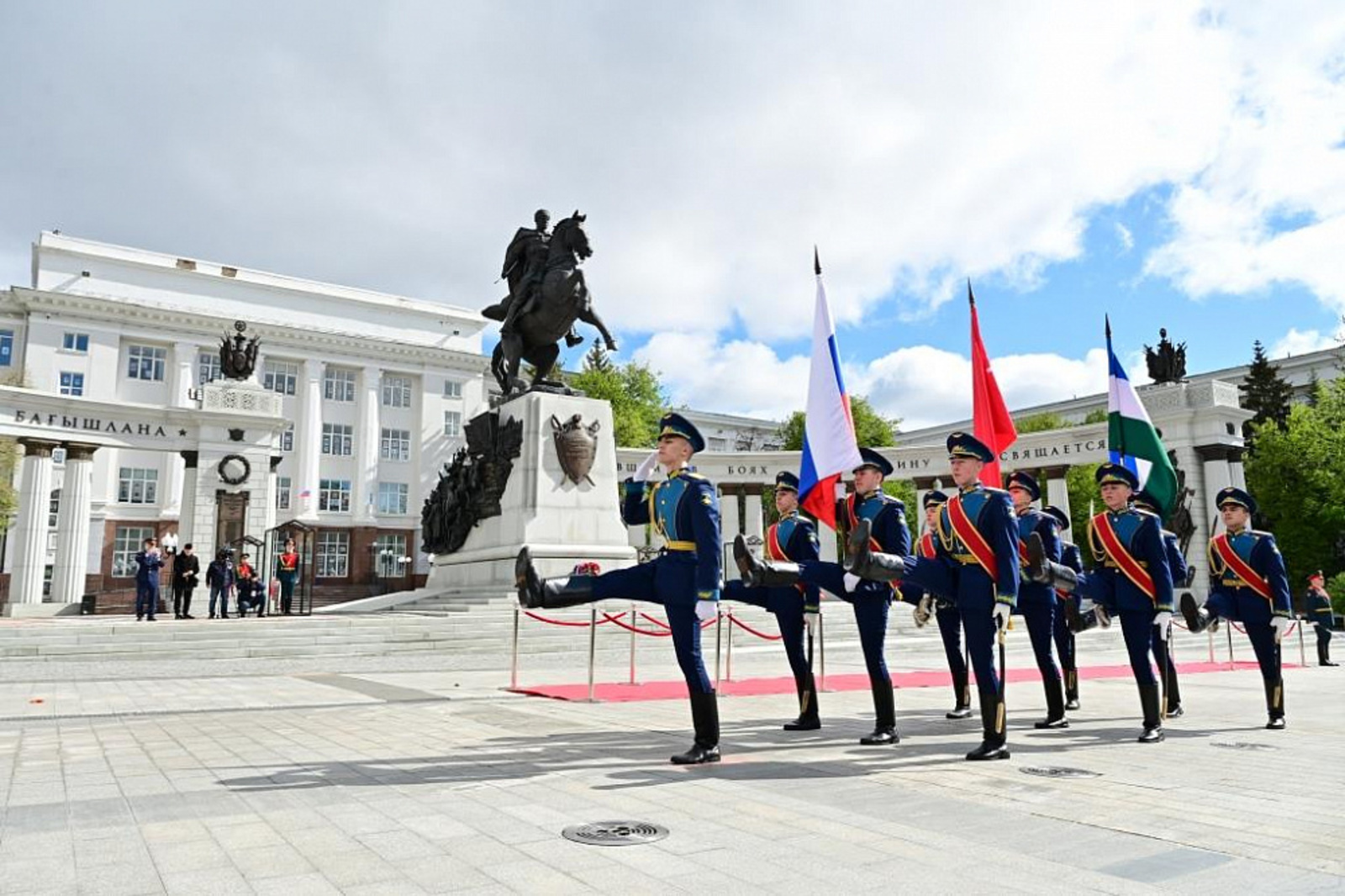 Глава Башкирии возложил цветы к памятнику Минигали Шаймуратова