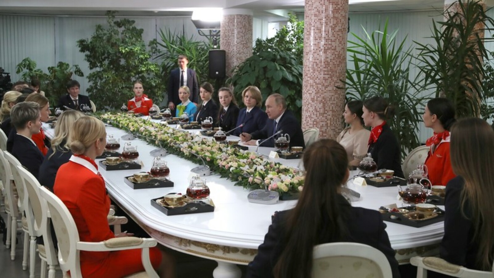 Президент России Владимир Путин встретился с представительницами лётного состава