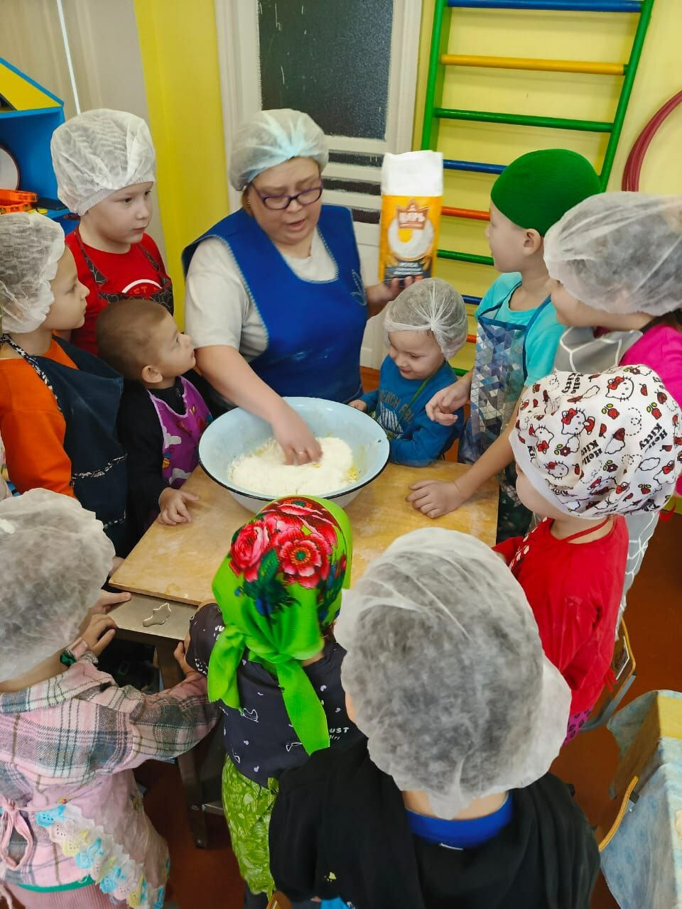 Домашняя лапша от сельчан: детский сад «Карлугач» передает привет бойцам СВО