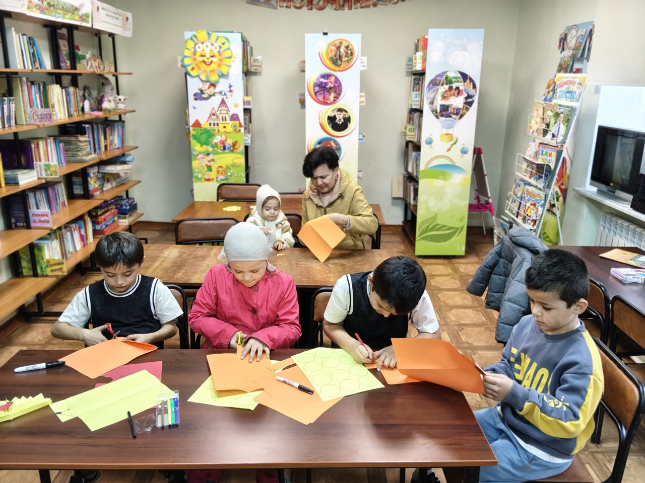 Юные читатели библиотеки села Михайловка создали осенних ёжиков на мастер-классе