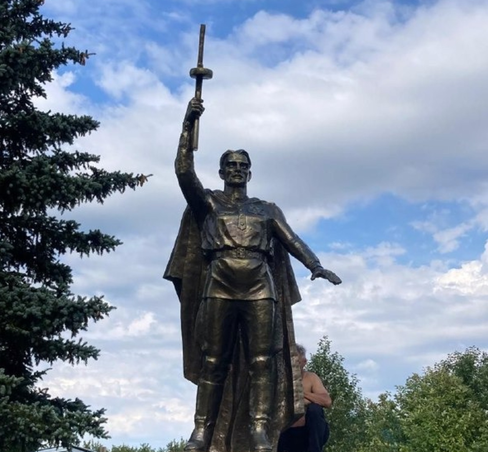 В Альшеевском районе Башкирии установили скульптуру солдата-освободителя