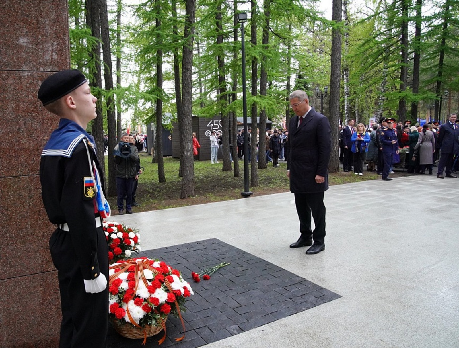 Радий Хабиров возложил венок Славы к Вечному огню в парке Победы